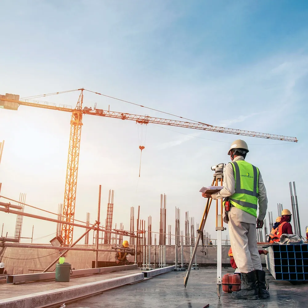 un operaio che lavora su un cantiere